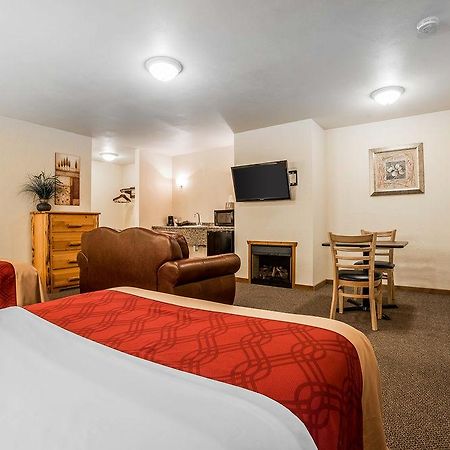Econo Lodge Inn & Suites Kalispell - Glacier National Park Gateway Exteriör bild